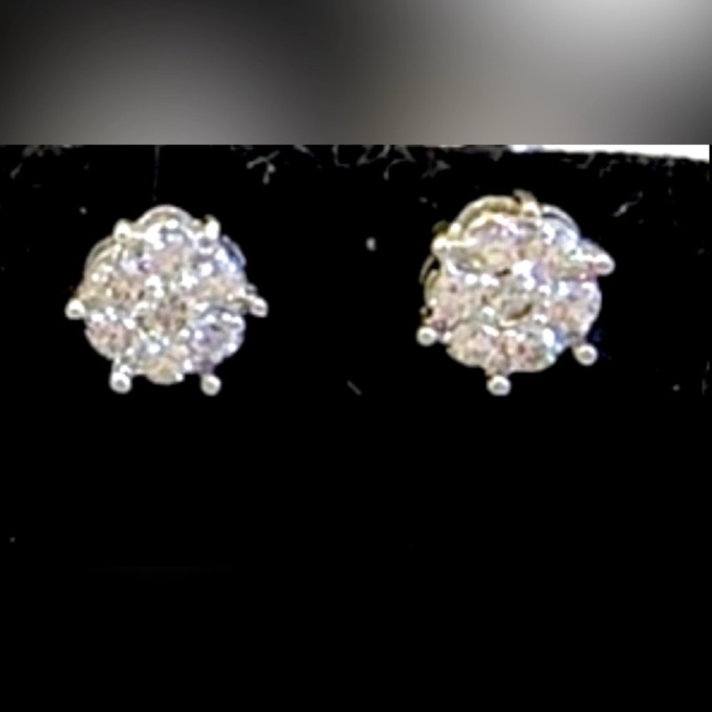 HP! ❄️ 18K VS Diamond Stud Earrings - Cluster Flower Design - $1850 retail - Picture 4 of 6